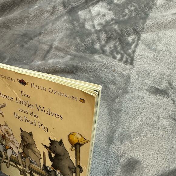 The Three Little Wolves and the Big Bad Pig  Egmont Book Trivizas Oxenbury - Picture 11 of 12